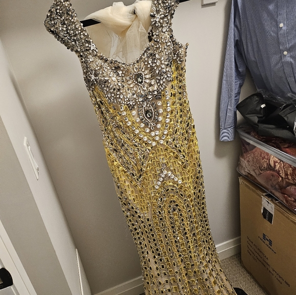 Beautiful evening dress size 4  worn once and is in great condition. perfect for - Picture 2 of 5